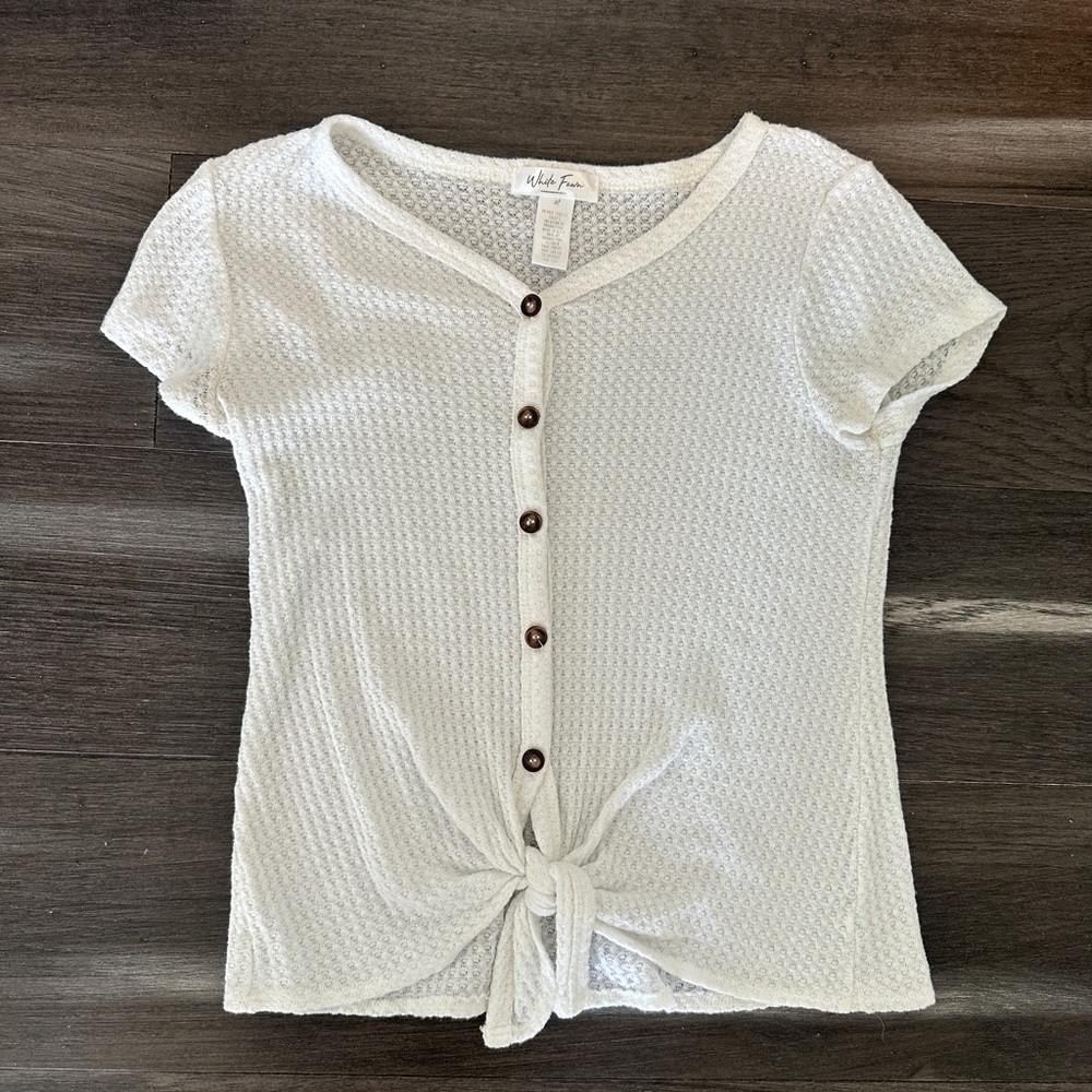 super cute white shirt w/ buttons! ⊹₊｡ꕤ˚₊⊹